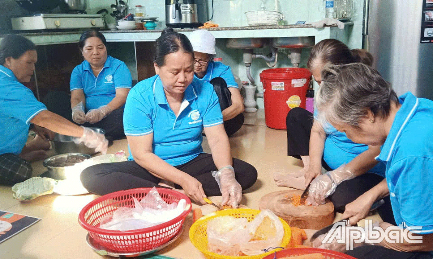 Chế biến nguyên vật liệu.