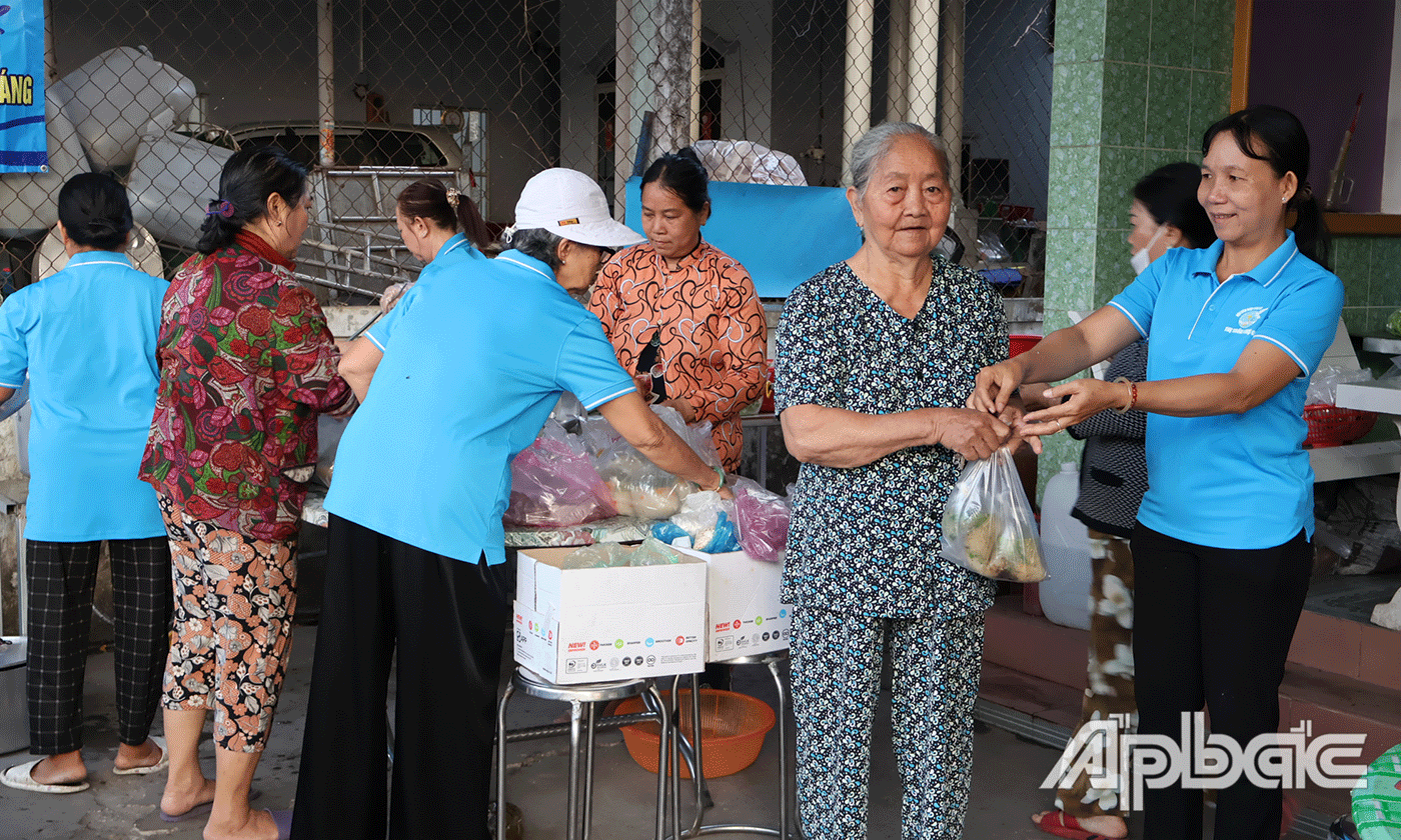 Trao tận tay người khó khăn những bát cháo nghĩa tình.