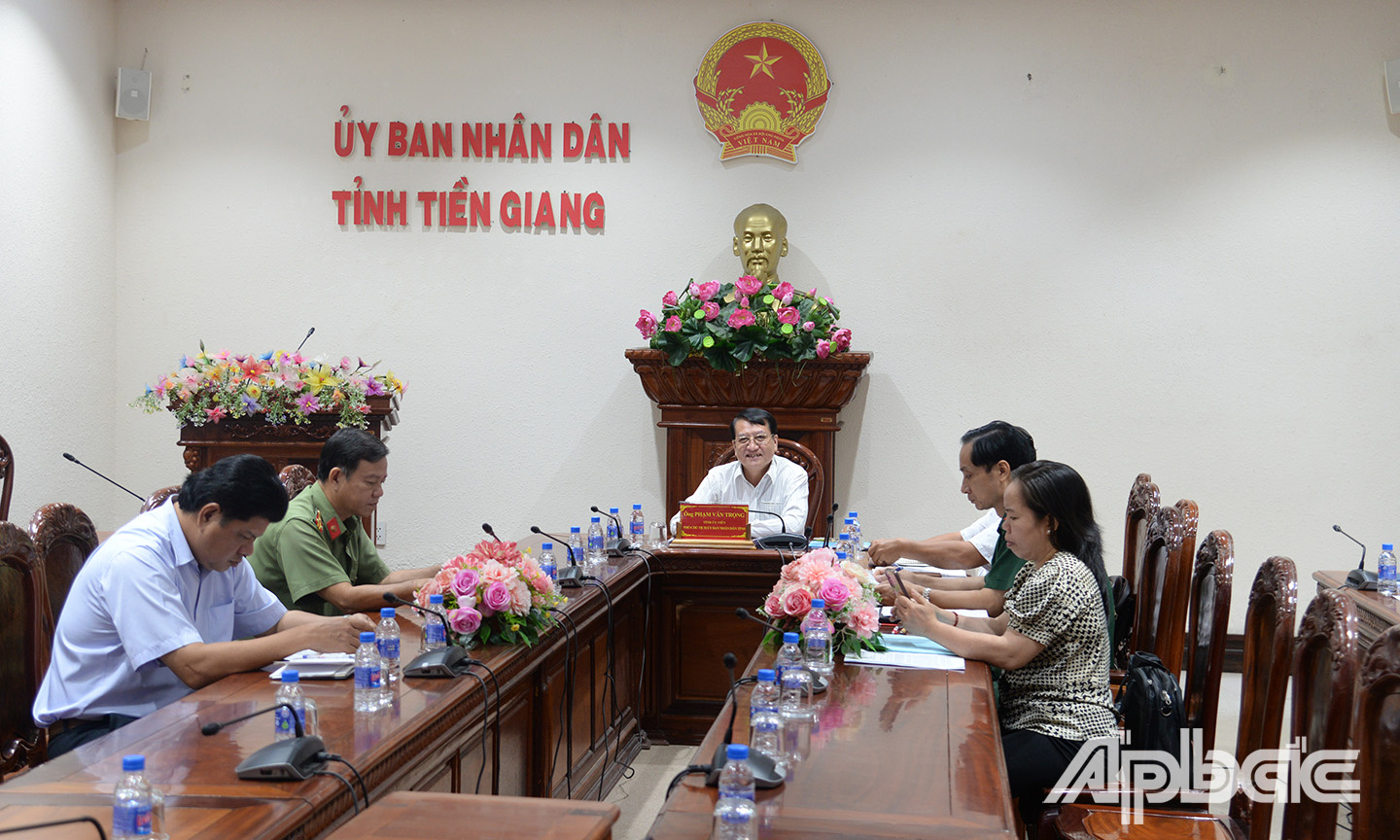 Các đại biểu làm việc tại điểm cầu Tiền Giang.