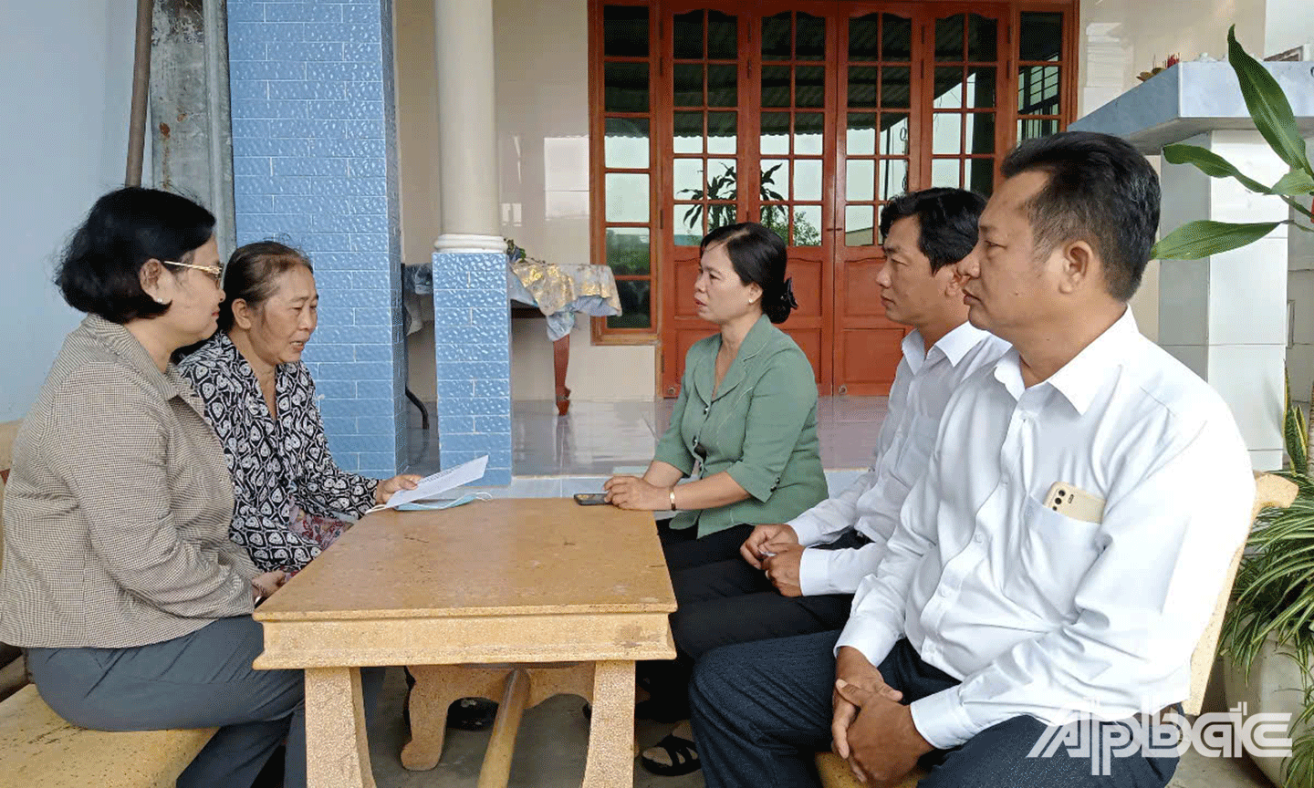 Đoàn đã ân cần thăm hỏi, chia sẻ, động viên gia đình các ngư dân có tàu bị thiệt hại trong vụ cháy