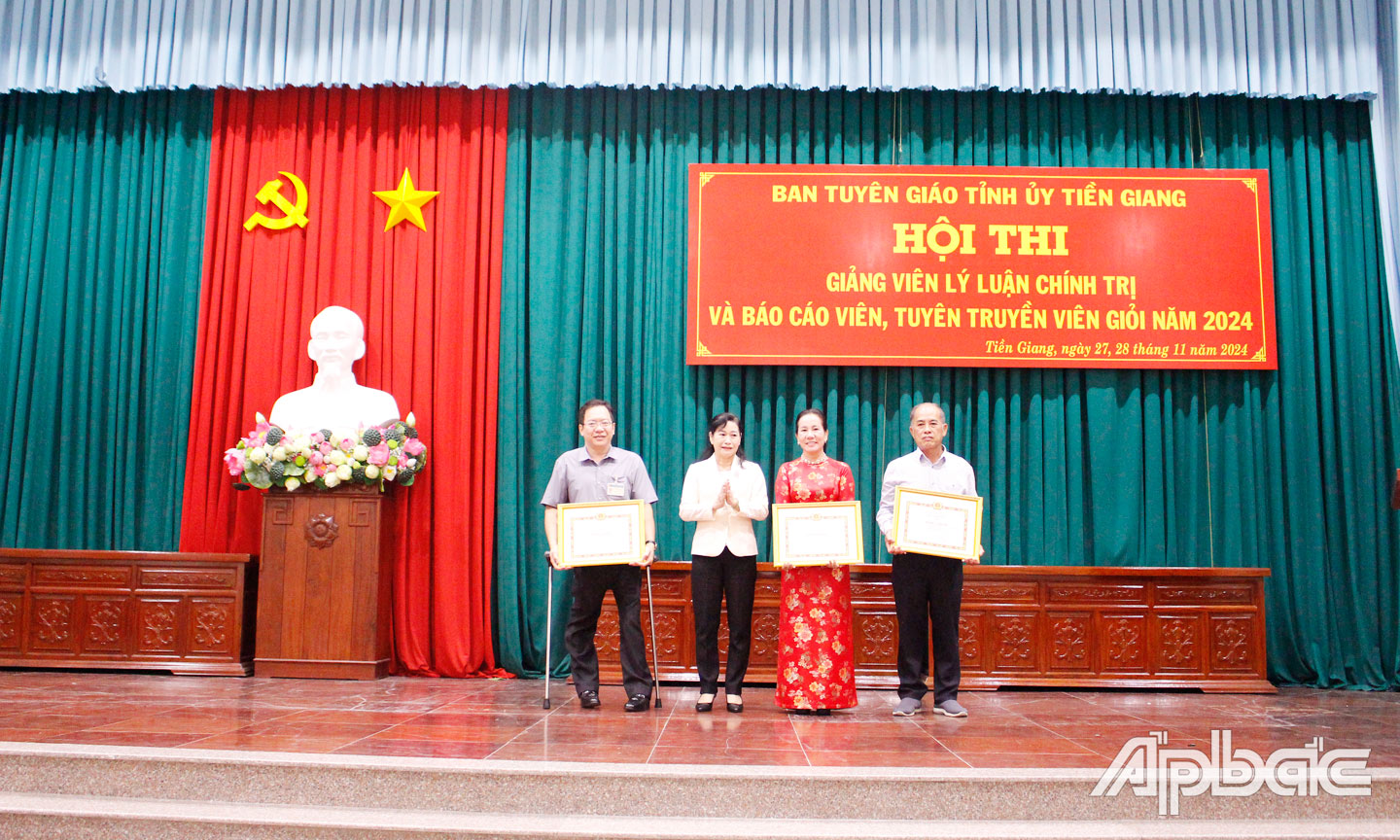 Đại diện Đảng ủy xã Long Bình nhận Bằng khen của Ban Tuyên giáo Trung ương (nay là Ban Tuyên giáo và Dân vận Trung ương) vì đã có thành tích tiêu biểu trong học tập và làm theo tư tưởng, đạo đức, phong cách Hồ Chí Minh năm 2024 (đứng bìa phải).