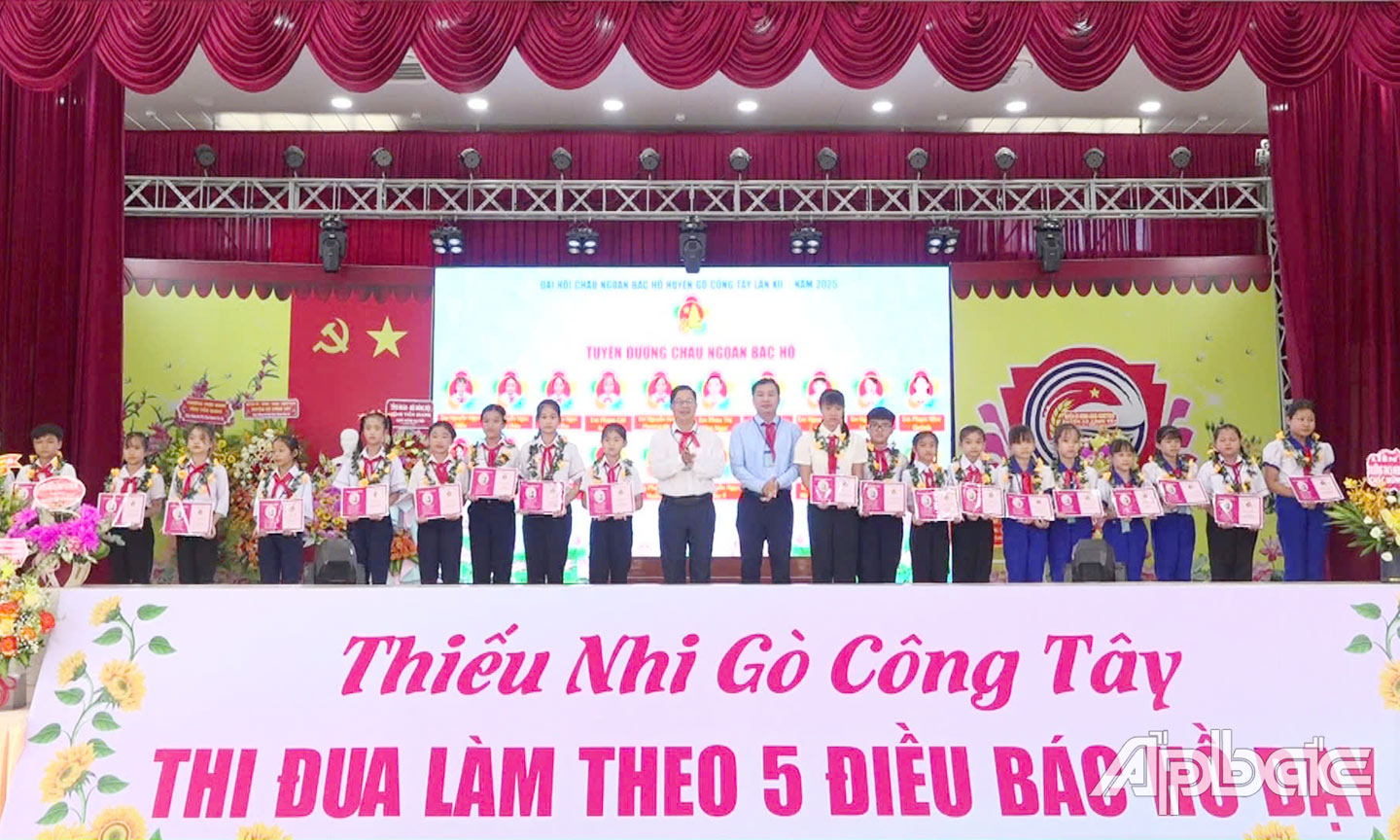  Đồng chí Trần Thanh Nguyên, Ủy viên Ban Thường vụ Tỉnh ủy, Phó Chủ tịch Thường trực HĐND tỉnh và đồng chí Trần Quốc Bình, Phó Bí thư Thường trực Huyện ủy Gò Công Tây trao Chứng nhận cháu ngoan Bác Hồ cho các đội viên.