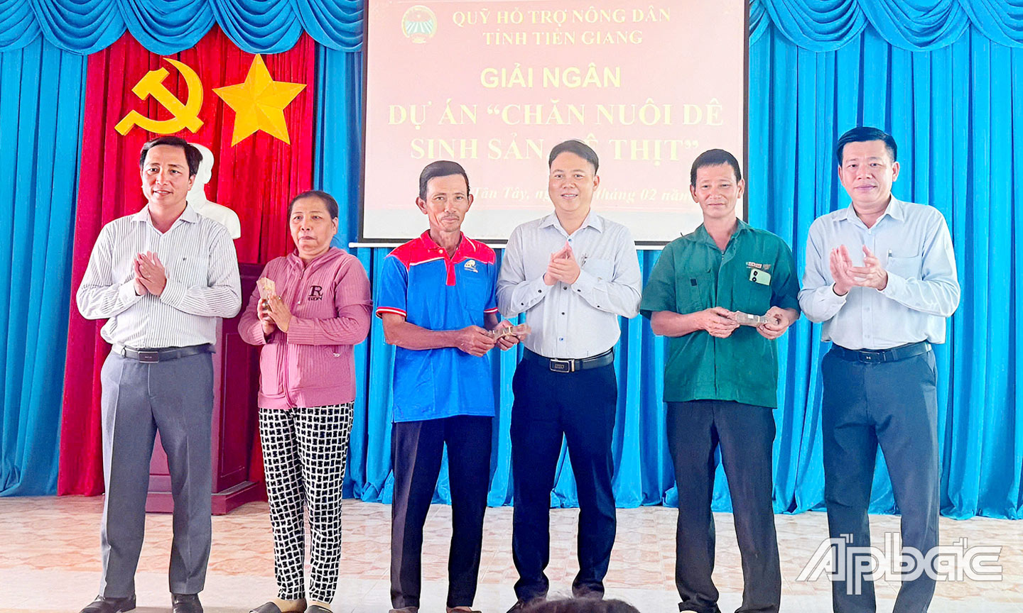 Quỹ HTND tỉnh Tiền Giang giải ngân Dự án “Chăn nuôi dê sinh sản, dê thịt” tại xã Tân Tây, huyện Gò Công Đông.