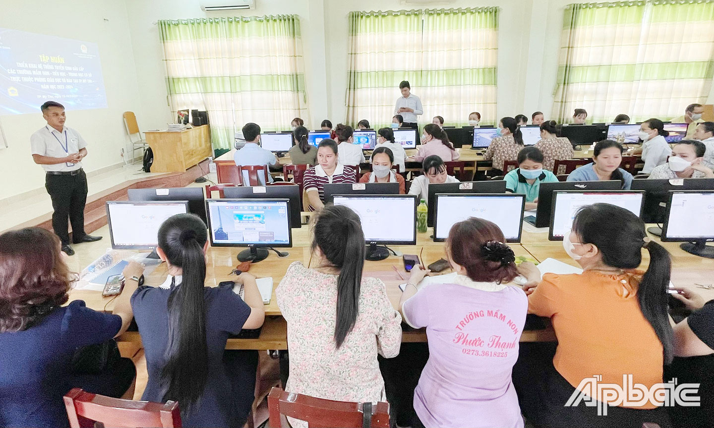 Cán bộ, giáo viên ngành Giáo dục và Đào tạo TP. Mỹ Tho tăng cường ứng dụng chuyển đổi số trong công tác giảng dạy, quản lý.                                                                                                                                                                                                           Ảnh: THANH TÙNG