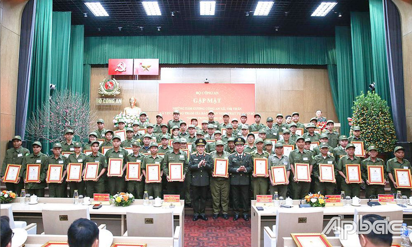 Anh Huỳnh Minh Chánh (đứng giữa, hàng thứ nhất) được Bộ trưởng Bộ Công an biểu dương, tặng Bằng khen “Tấm gương điển hình, tiêu biểu của lực lượng tham gia bảo vệ ANTT ở cơ sở”. 