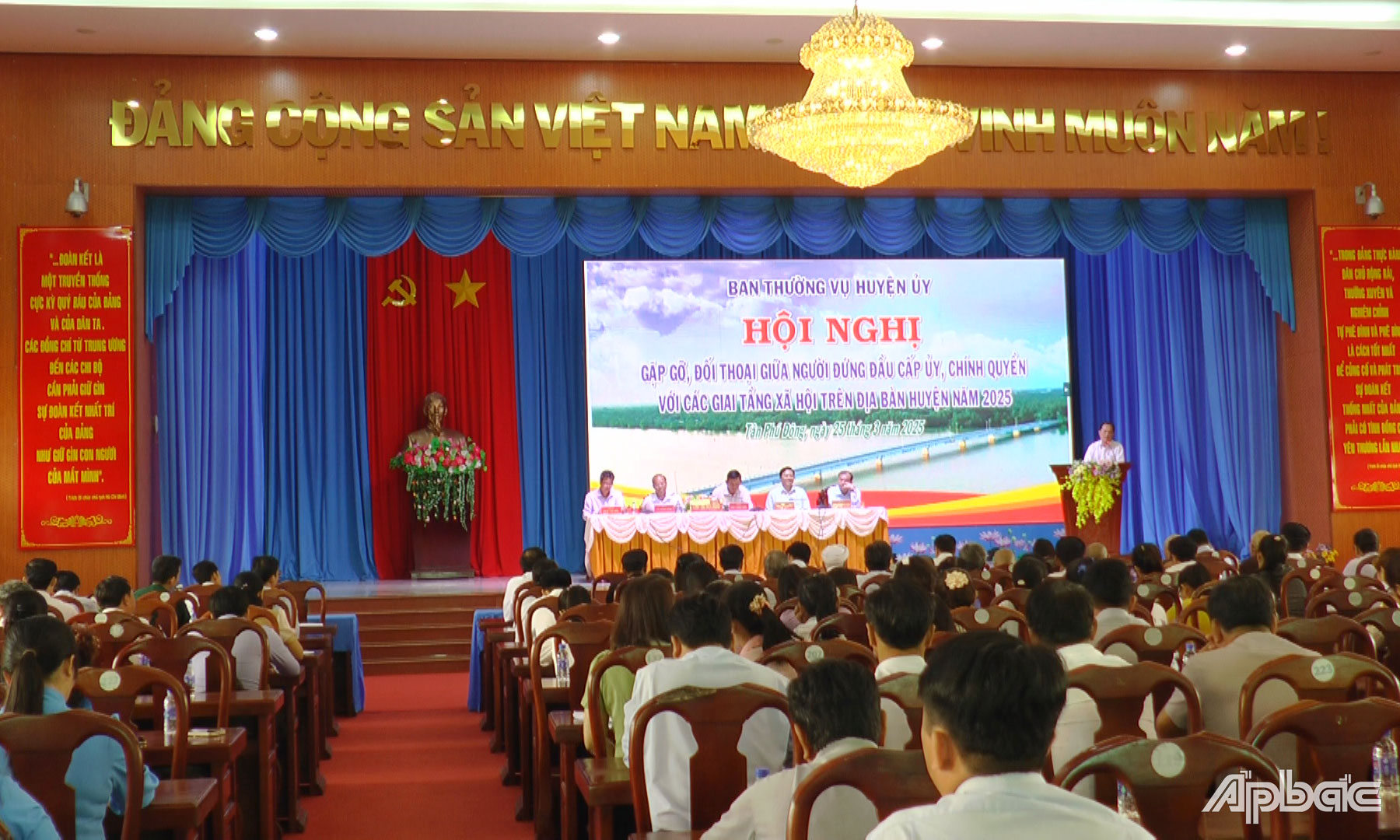 Quang cảnh hội nghị.