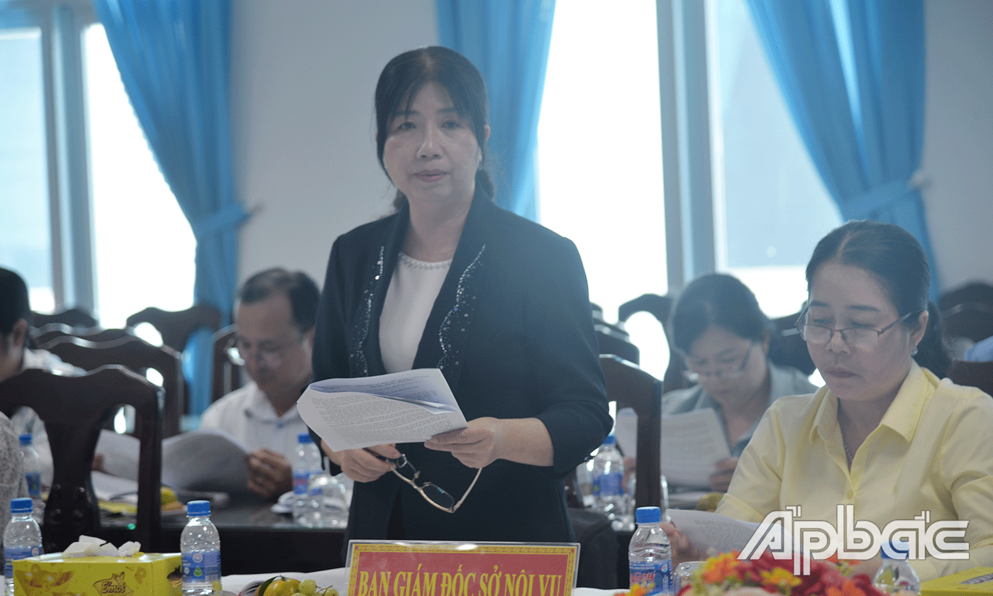 Lãnh đạo Sở Nội vụ phát biểu ý kiến.