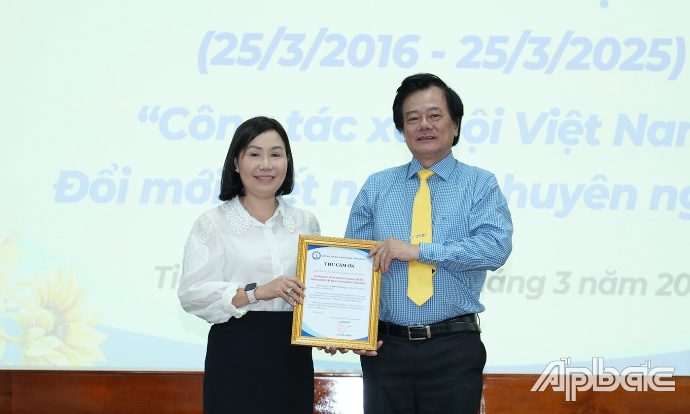 Tiến sĩ Tạ Văn Trầm, Giám đốc Bệnh viện Đa khoa Tiền Giang trao thư cảm ơn đến đại diện Ngân hàng nông nghiệp và phát triển nông thôn chi nhánh Tiền Giang