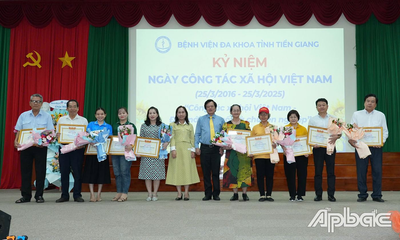 Lãnh đạo bệnh viện trao Giấy khen đến những tập thể, cá nhân có nhiều đóng góp cho công tác xã hội của bệnh viện