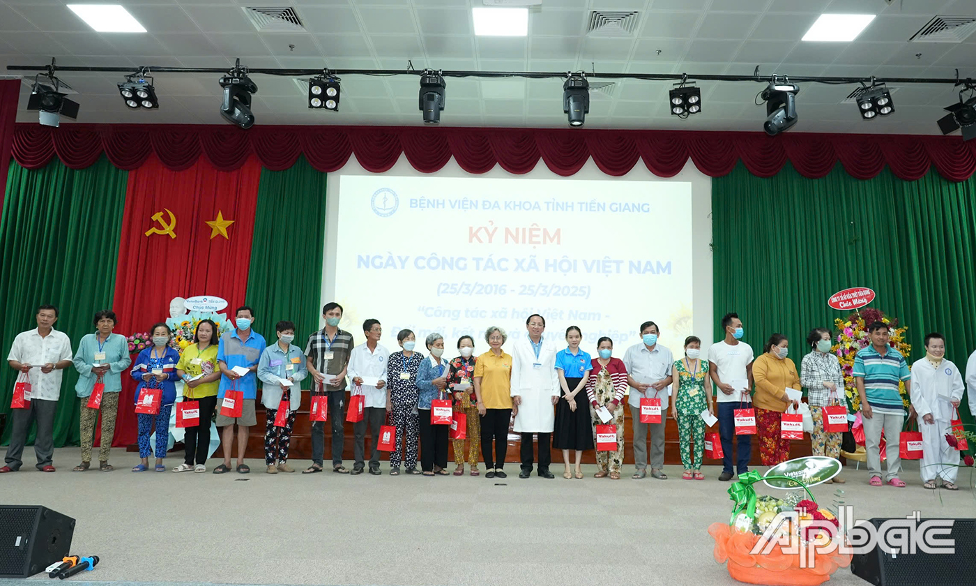 Lãnh đạo bệnh viện trao nhiều phần quà đến bệnh nhân khó khăn đang điều trị tại bệnh viện