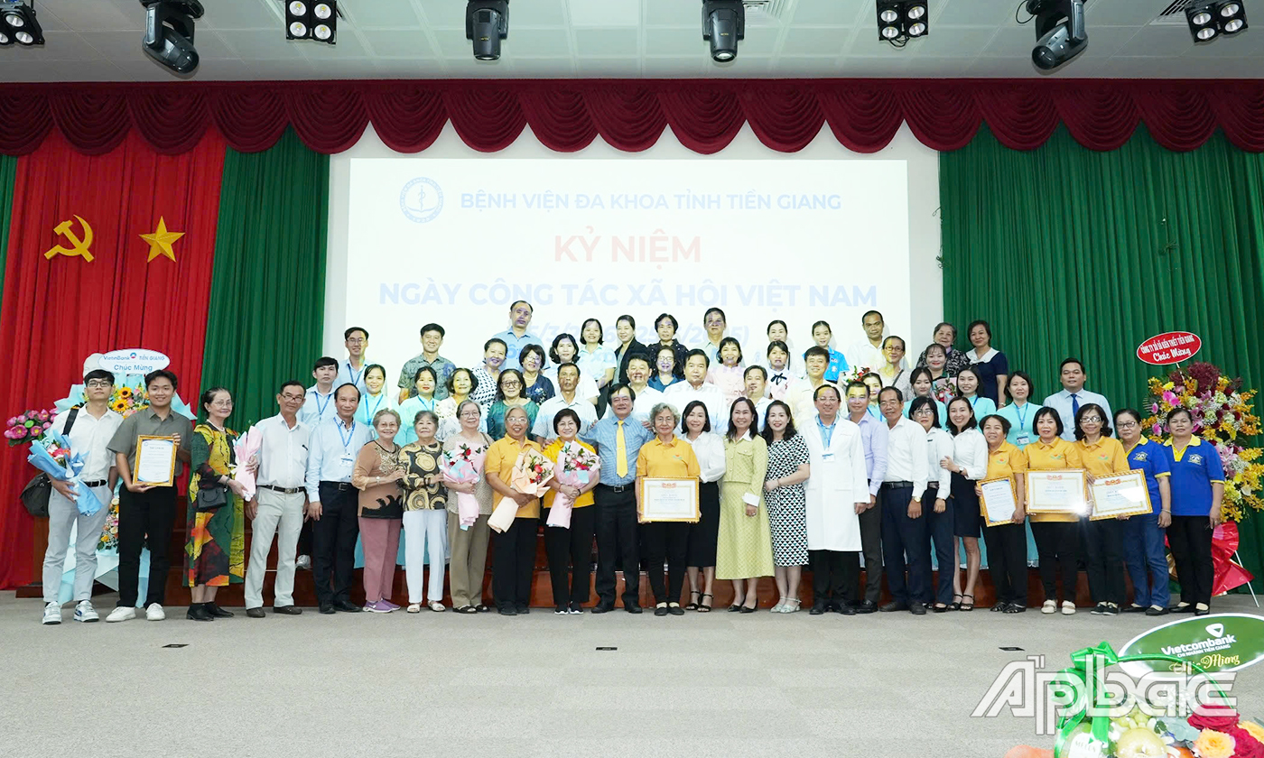 Lãnh đạo bệnh viện chụp ảnh lưu niệm cùng đại biểu dự họp mặt kỷ niệm Ngày Công tác xã hội