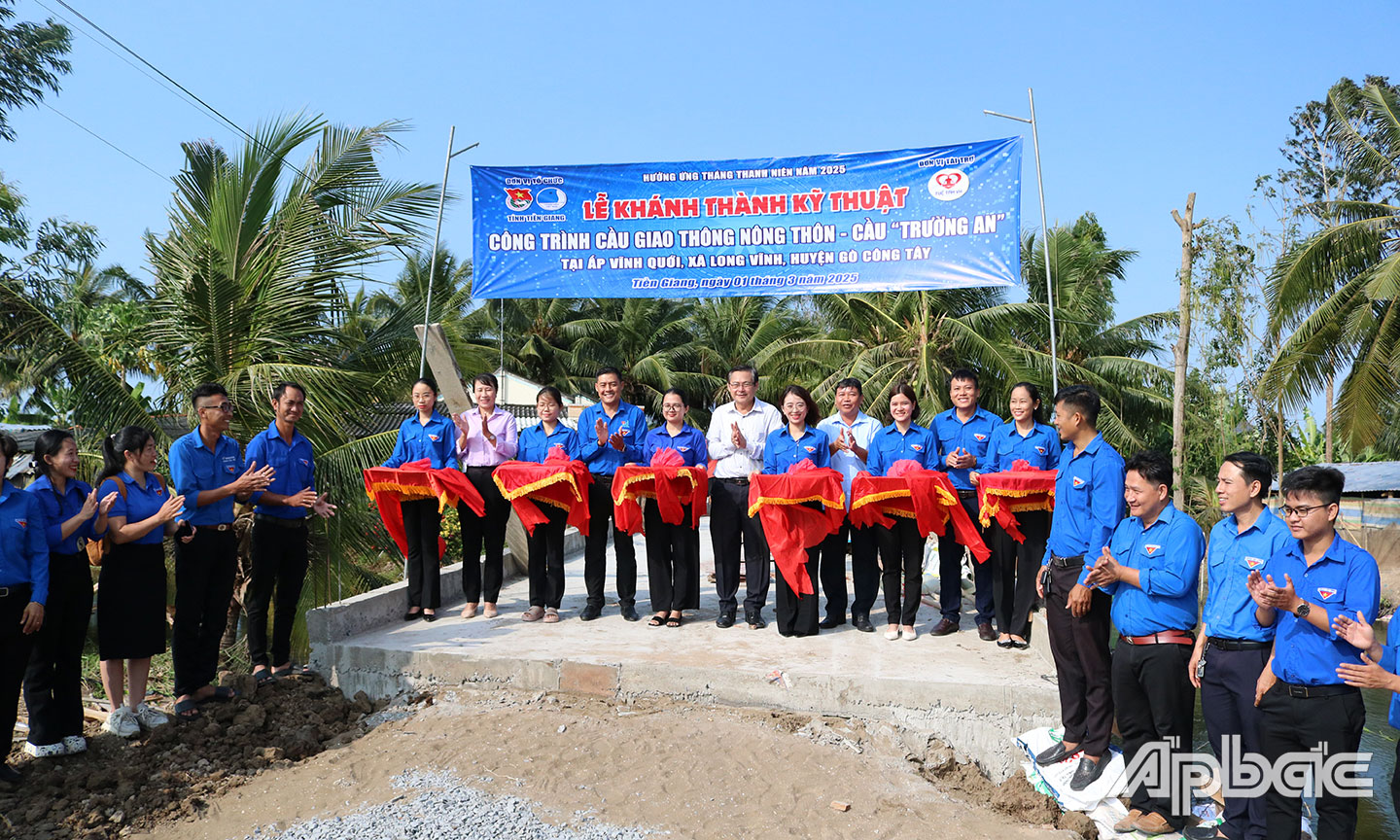 Hưởng ứng Tháng Thanh niên 2025, lãnh đạo tỉnh cùng ĐV, thanh niên tham gia Lễ khánh thành kỹ thuật công trình cầu giao thông nông thôn - cầu Trường An (ấp Vĩnh Quới, xã Long Vĩnh, huyện Gò Công Tây).