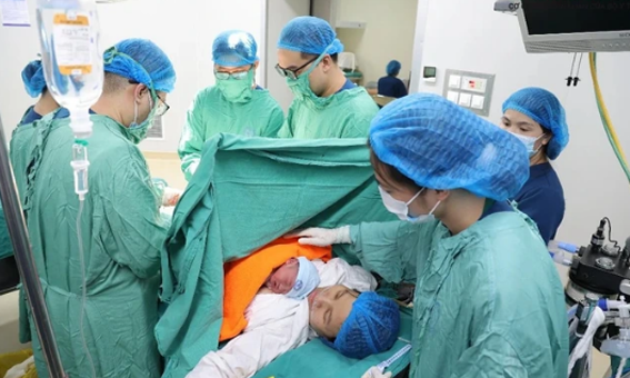 Từ ngày 20-3, đảng viên sinh con thứ 3 trở lên không còn được xem là hành vi vi phạm để xử lý kỷ luật Đảng. Ảnh minh họa: Trần Minh.