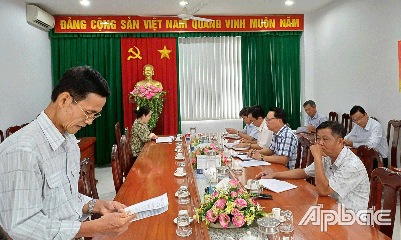 Đảng viên tham gia phát biểu tham luận.