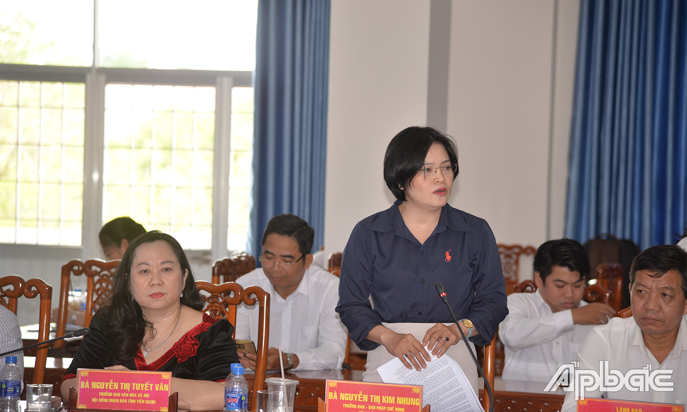 Trưởng Ban Pháp chế HĐND tỉnh Nguyễn Thị Kim Nhung phát biểu tại hội nghị