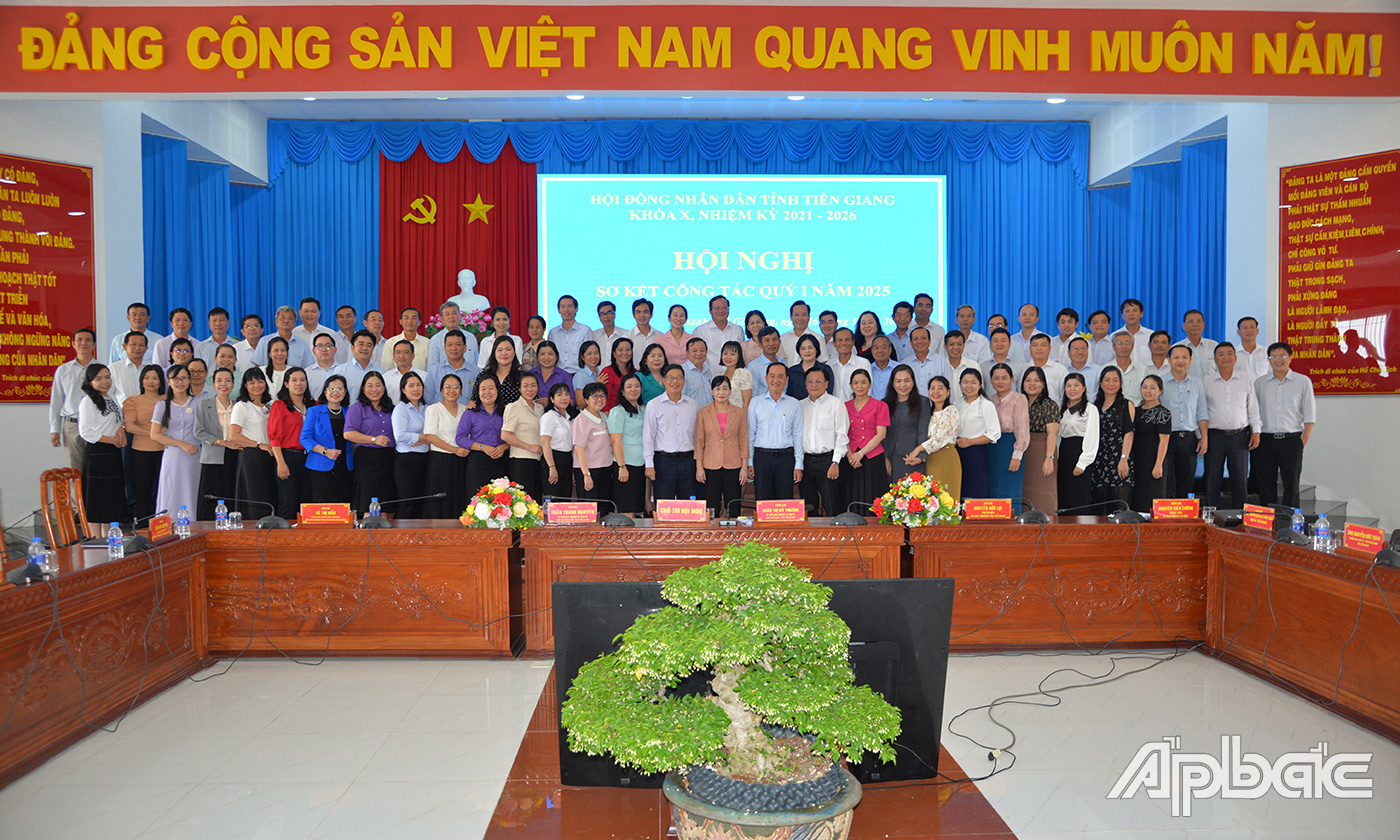 Lãnh đạo HĐND tỉnh, huyện, xã chụp ảnh lưu niệm