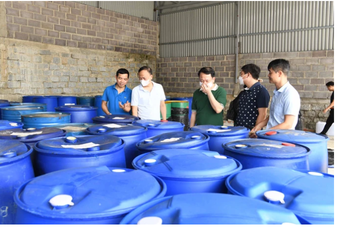 Những thùng nhựa đựng hóa chất để sản xuất ma túy. Nguồn: sggp.org.vn