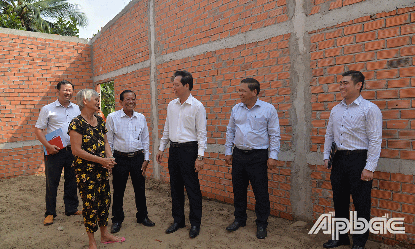 Đoàn đã đến kiểm tra, khảo sát thực tế căn nhà đang xây dựng của ông Phạm Ngọc Vàng.