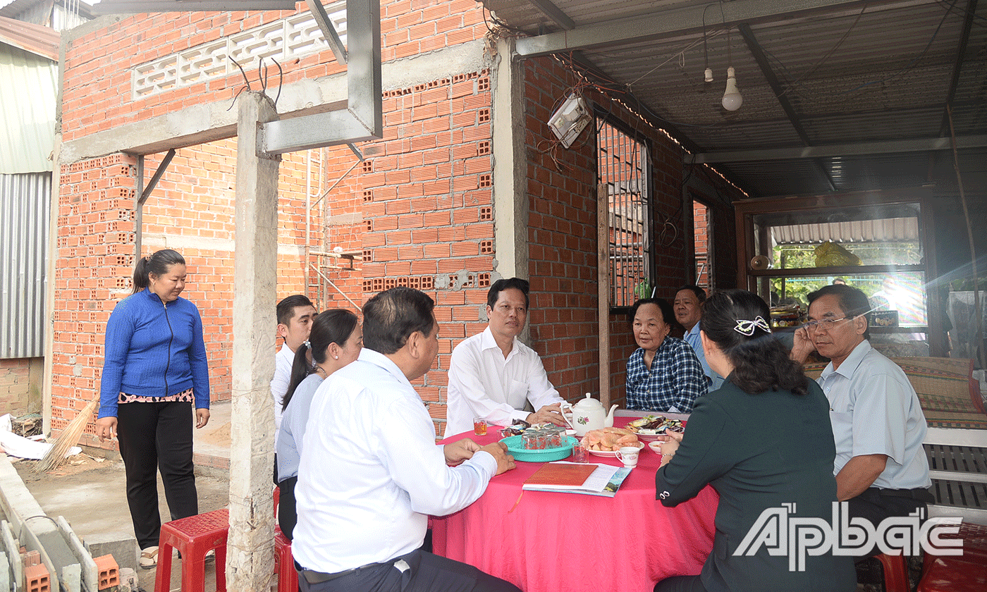 Đồng chí Nguyễn Thành Diệu thăm hỏi, kiểm tra tiến độ xây dựng nhà cho bà Đỗ Thị Nhung, khu phố 3, Phường 5, xây dựng theo diện hộ cận nghèo. 