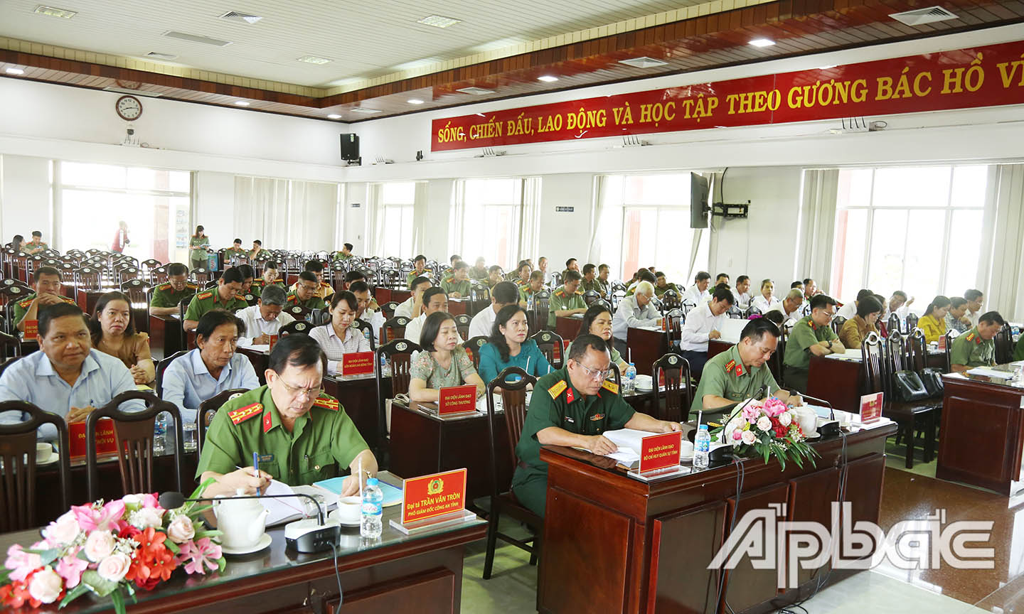 Các đại biểu về tham dự hội nghị.
