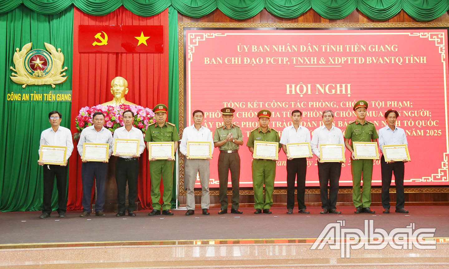 Trao Bằng khen Bộ Công an cho các tập thể.