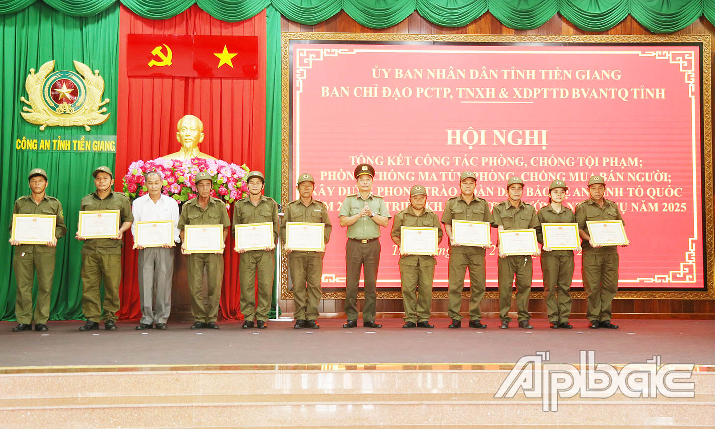 Trao Bằng khen Chủ tịch UBND tỉnh cho các tập thể, cá nhân. 