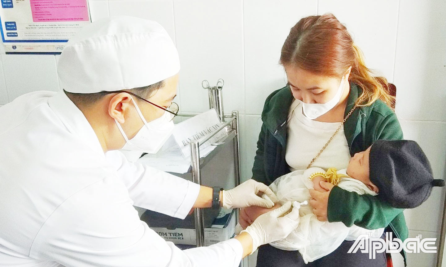 Tiêm vắc xin đủ mũi là giải pháp tốt nhất để chủ động phòng bệnh sởi cho trẻ.