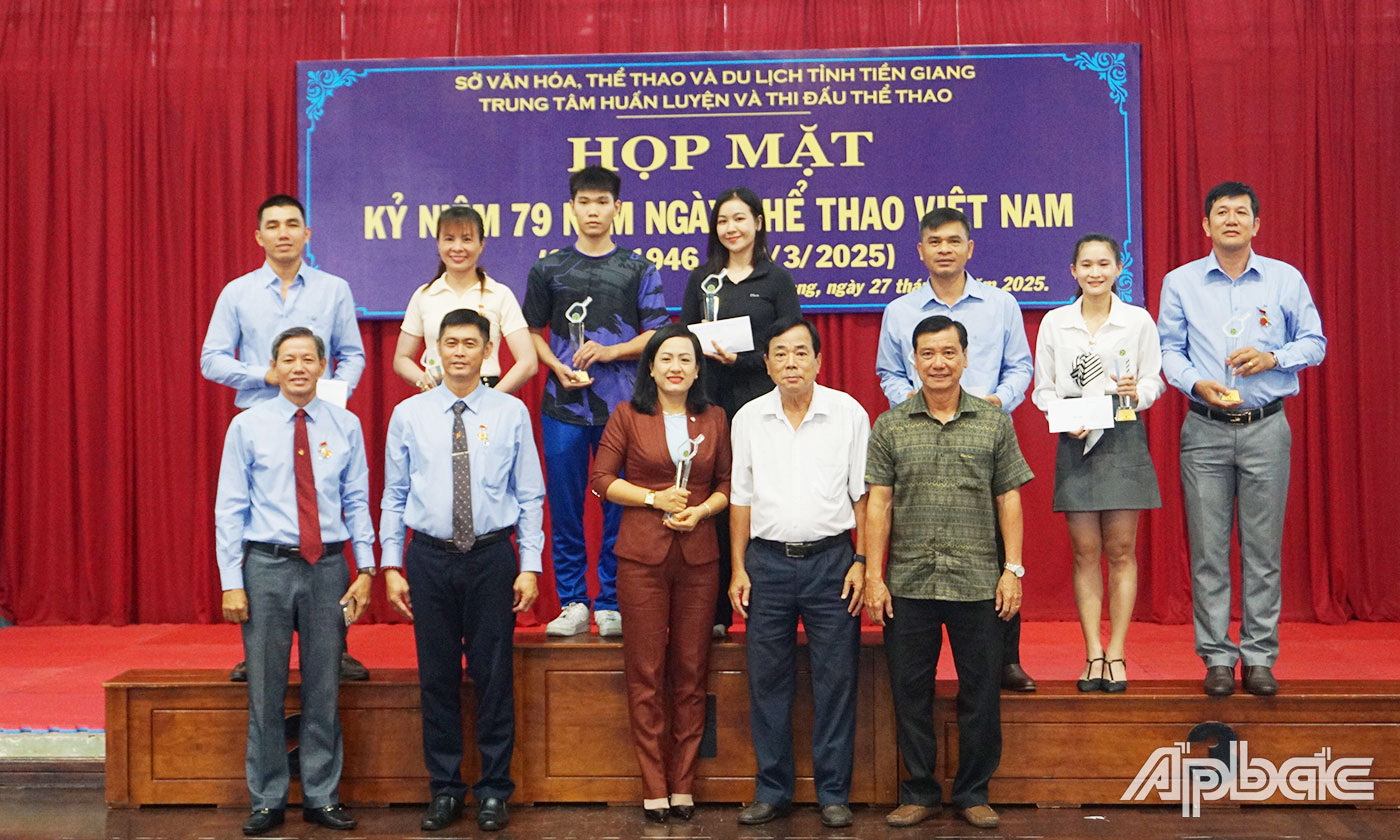 Trao giải Nhất, Nhì, Ba cho các đội tham dự Giải Pickleball chào mừng Kỷ niệm 79 năm ngày Thể thao Việt Nam. 