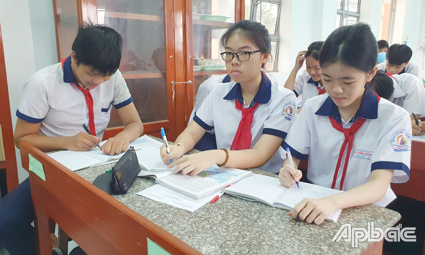 Học sinh lớp 9 Trường Tiểu học - THCS Lê Văn Nghề trong giờ học. 