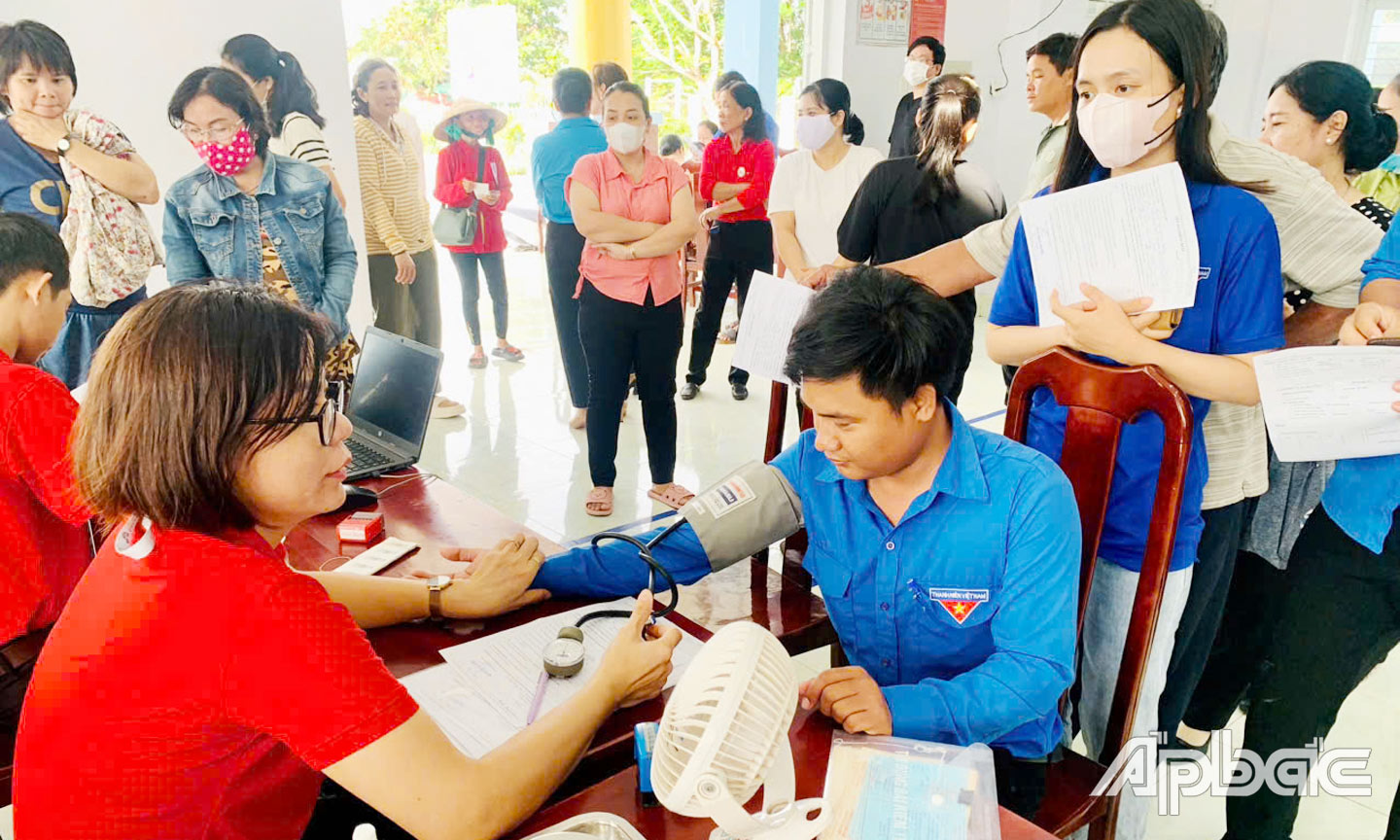 Hoài Hận tham gia hiến máu tình nguyện đến nay đã được 25 lần.