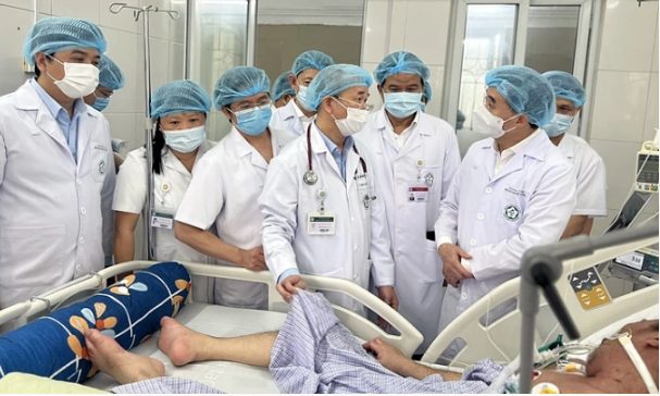 Thứ trưởng Trần Văn Thuấn (phải) kiểm tra công tác thu dung, điều trị bệnh nhân sởi tại Bệnh viện Bạch Mai. Ảnh: Thế Anh