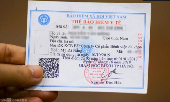 Phôi thẻ BHYT bản giấy được dùng hết 31/5, sau đó chỉ cấp mới cho người không thể cài đặt được ứng dụng VssID, VNeID, căn cước công dân gắn chip. Ảnh: Nguyễn Đông