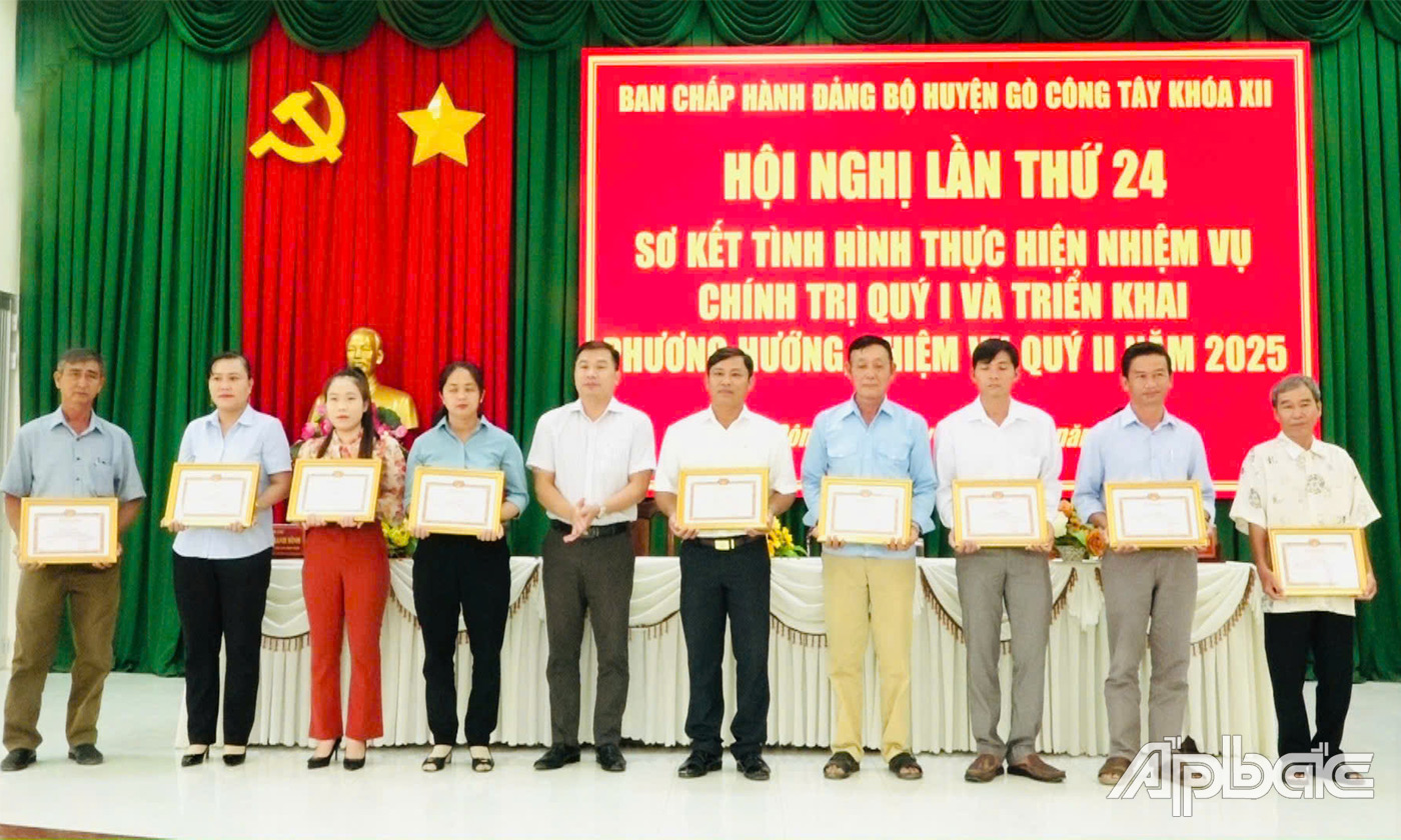 Khen thưởng các tập thể,, cá nhân tại hội nghị