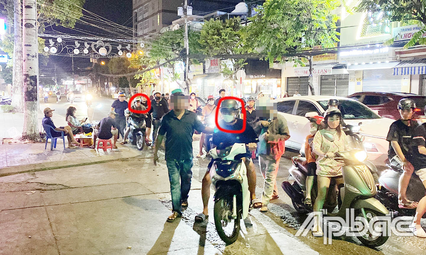 Lực lượng Công an thường phục tiếp cận các thanh thiếu niên có hành vi vi phạm luật giao thông.