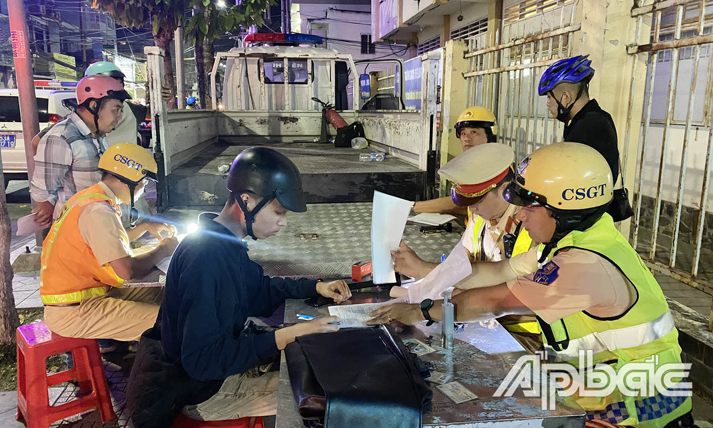 Nhiều thanh thiếu niên bất ngờ vì mình bị xử lý vi phạm đội, chế xe sai qui định.