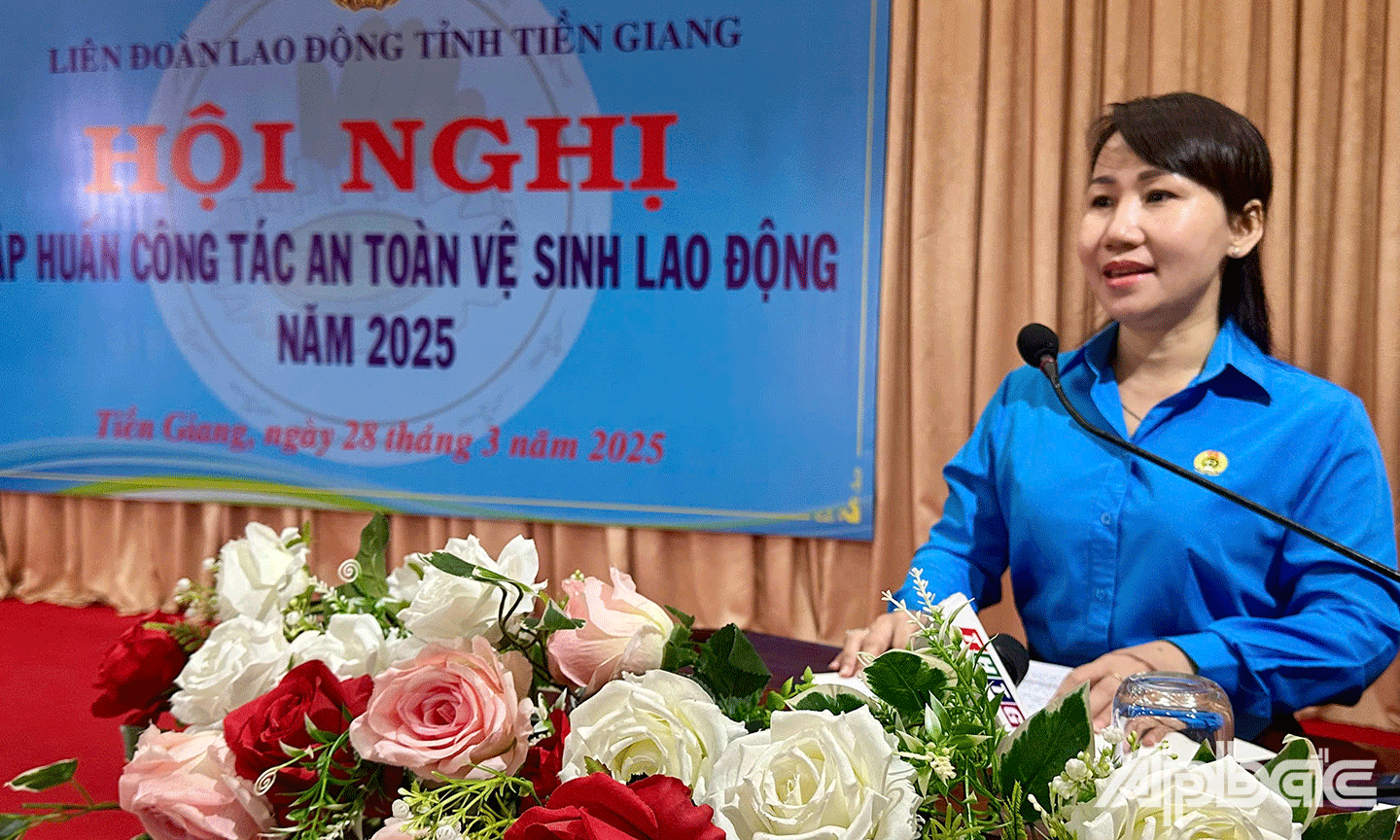 Đồng chí Ngô Thị Thùy Trang phát biểu tại lớp tập huấn 