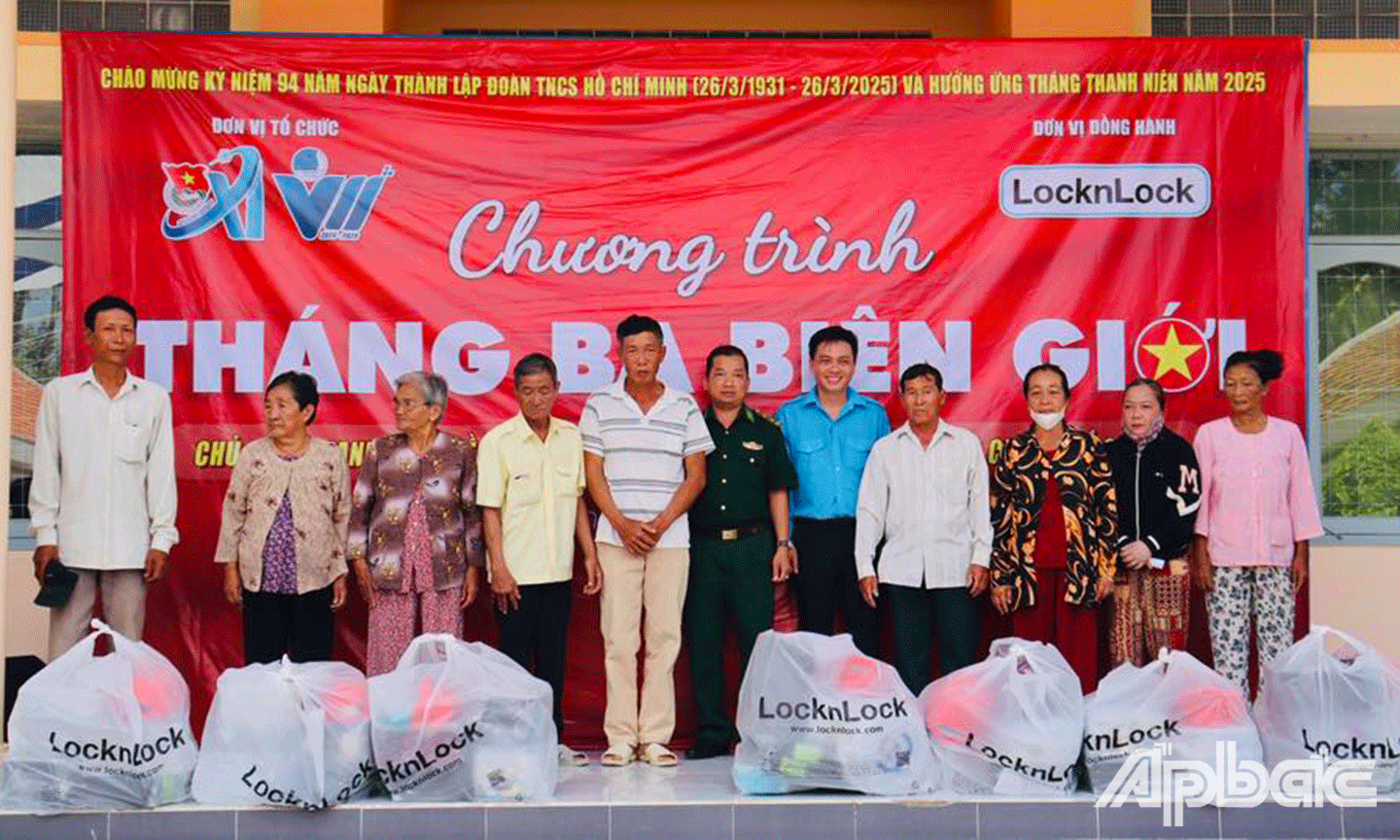 Trao quà cho học sinh, người dân