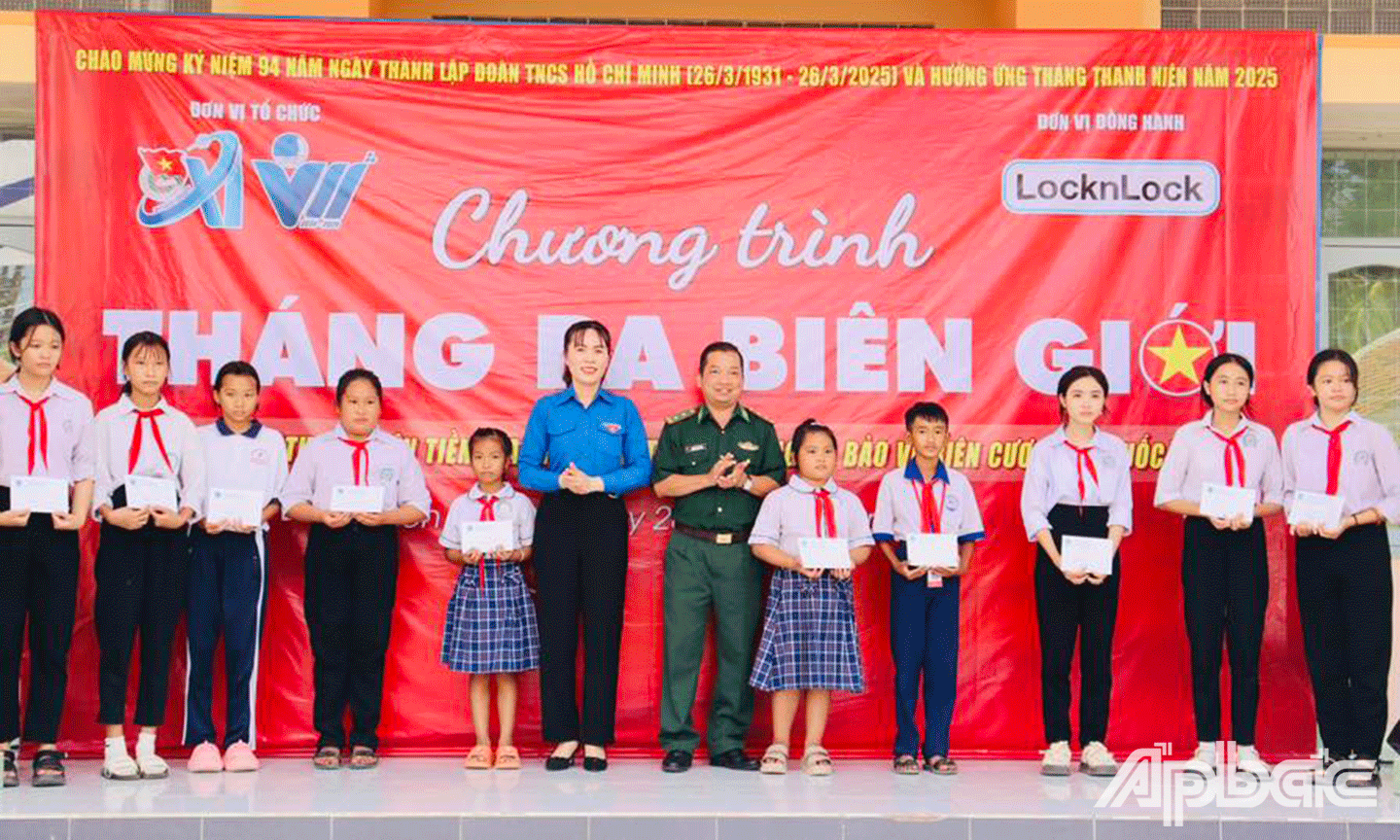 Ban Tổ chức đã trao nhiều phần quà ý nghĩa, gồm học bổng cho học sinh có hoàn cảnh khó khăn, quà cho con em 