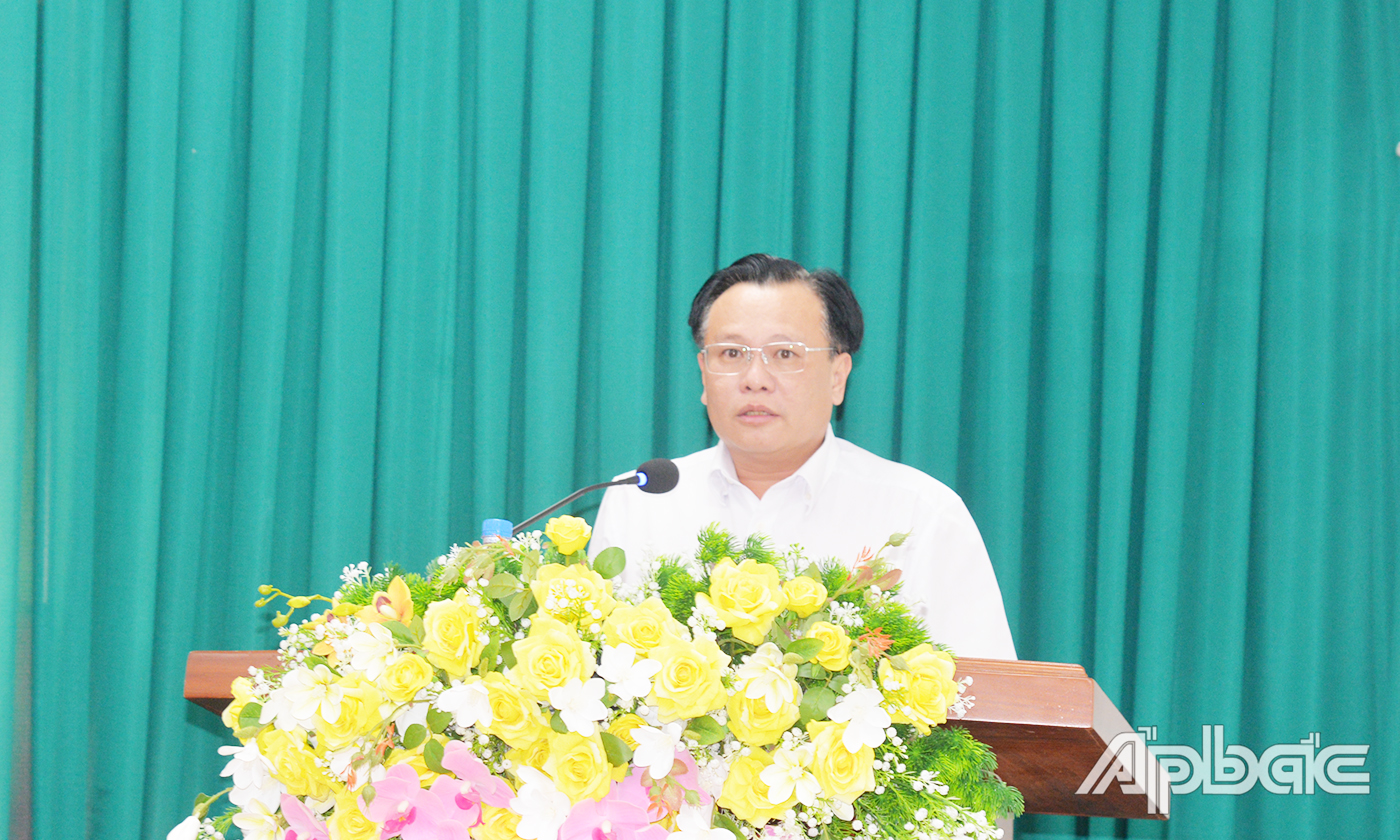 Đồng chí Phạm Nguyễn Hoàng Vũ, Phó Trưởng Ban thường trực Ban Tuyên giáo và Dân vận Tỉnh ủy phát biểu khai mạc hội thảo