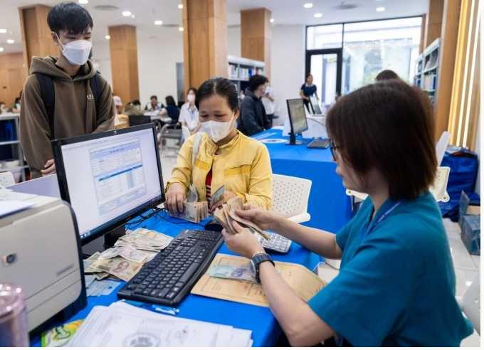 Phụ huynh và tân sinh viên nộp học phí tại trường Đại học Công Thương TP HCM, năm 2023. Ảnh: HUIT