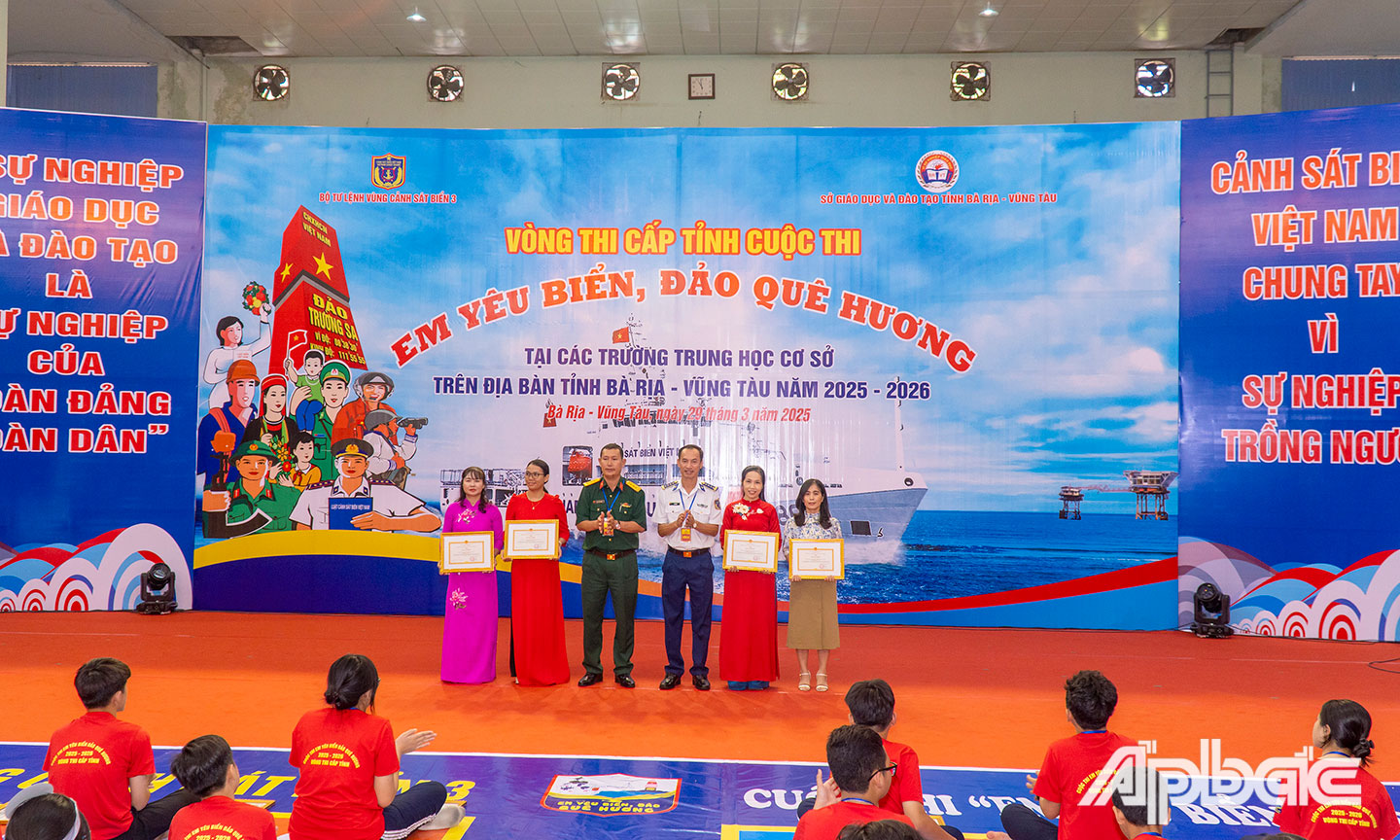 Ban Tổ chức trao Giấy khen cho các tập thể nhà trường đạt thành tích cao tại cuộc thi. (1)