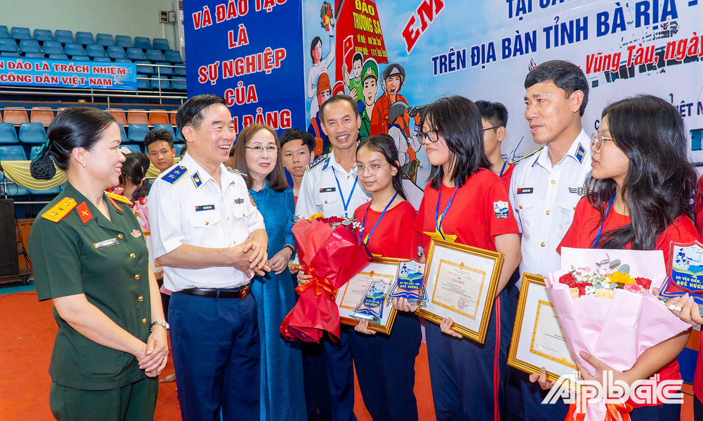 Trung tướng Bùi Quốc Oai, Bí thư Đảng ủy, Chính ủy CSB Việt Nam cùng các đại biểu động viên, khích lệ các em học sinh đạt giải cao tại cuộc thi.