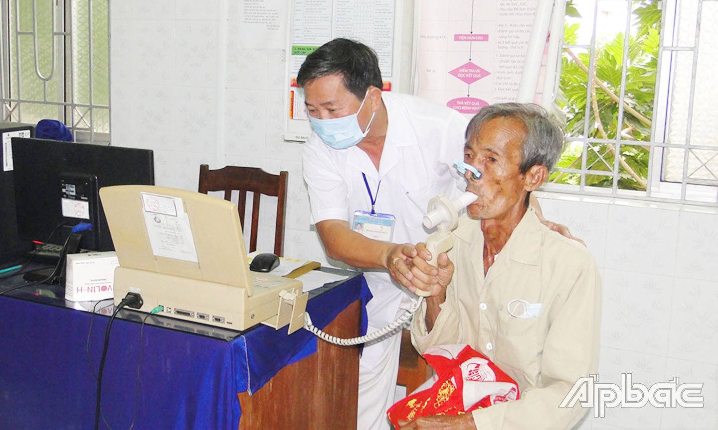 Đo chức năng hô hấp cho bệnh nhân COPD.