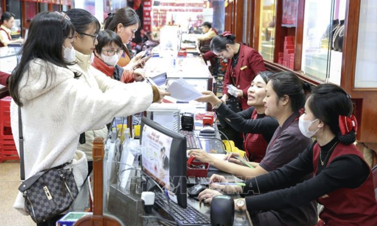 Khách mua vàng tại một cửa hàng trên phố Trần Nhân Tông, quận Hai Bà Trưng, thành phố Hà Nội, ngày 19/3. Ảnh: Lê Đông/TTXVN