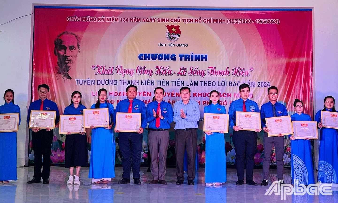 Ủy viên Ban Thường vụ, Trưởng Ban Dân vận Tỉnh ủy Đỗ Tấn Hùng (nay là Trưởng Ban Tuyên giáo và Dân vận Tỉnh ủy) và Phó Bí thư Tỉnh đoàn Phạm Thanh Giang, Chủ tịch Hội đồng Đội tỉnh Tiền Giang tuyên dương các đoàn viên, thanh niên tiên tiến làm theo lời Bác năm 2024.                                                                                                                                            Ảnh: LÝ OANH