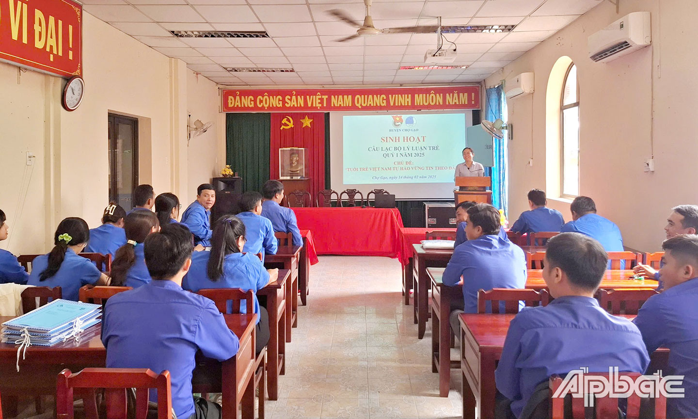 Cán bộ Đoàn, đoàn viên Huyện đoàn Chợ Gạo tham gia sinh hoạt Câu lạc bộ Lý luận trẻ, góp phần nâng cao công tác giáo dục chính trị tư tưởng của đoàn viên, thanh niên. Nguồn: Huyện đoàn Chợ Gạo cung cấp.