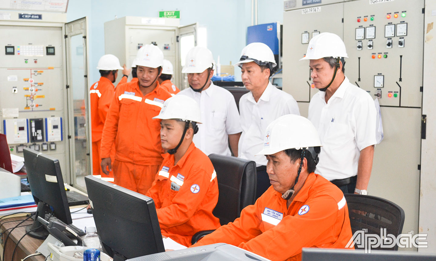 Ban Giám đốc Công ty Điện lực Tiền Giang giám sát và chỉ đạo thực hiện lệnh đóng điện công trình lưới điện 110 kV Gò Công. 