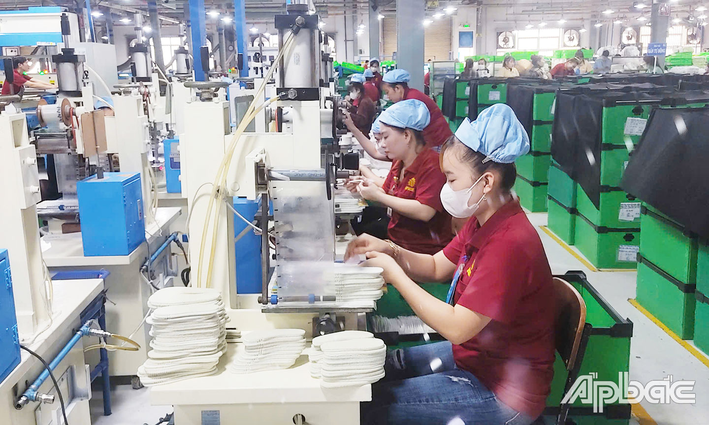 Công nhân lao động tại Công ty TNHH Giày Apache Việt Nam.