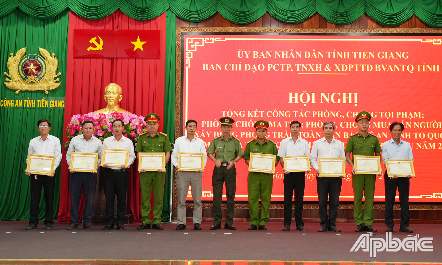 Phường 4 (thứ 4 từ trái qua) nhận Bằng khen của Bộ Công an vì có thành tích trong phong trào “Toàn dân bảo vệ ANTQ” năm 2024.