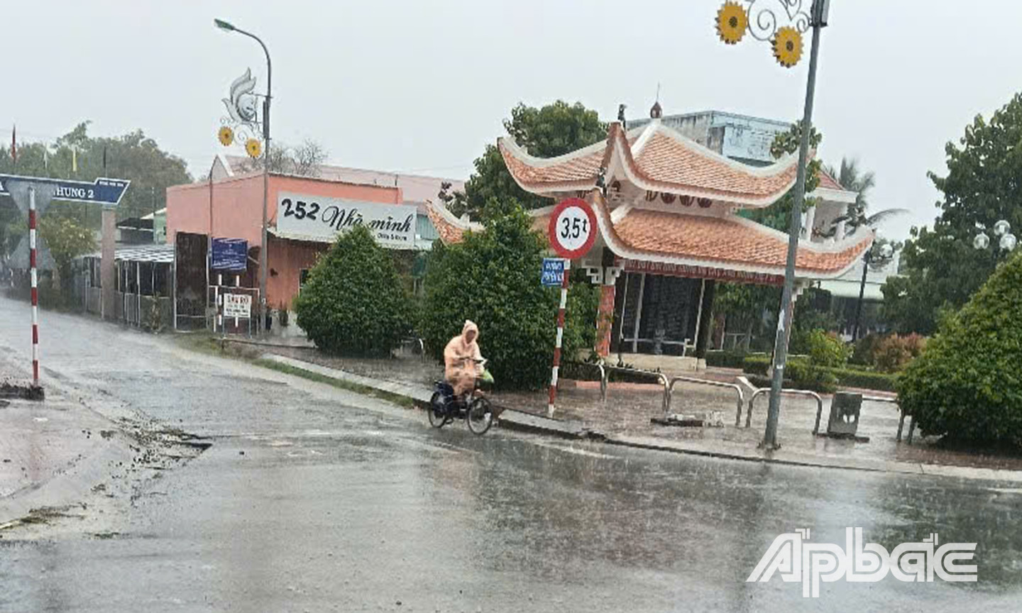 Mưa tại thị trấn Tân Hòa, huyện Gò Công Đông sáng 31-3.